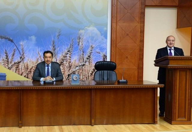 Бакытжан Сагинтаев представил коллективу Министерства сельского хозяйства нового министра