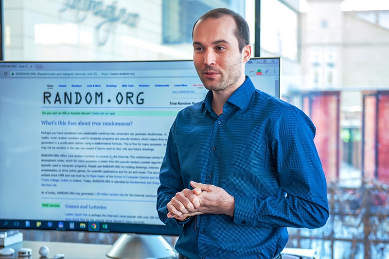 Jaguar F-PACE под елкой