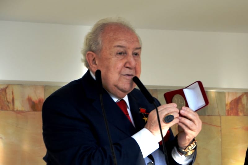 Зураб Церетели наградил Нурлана Смагулова медалью