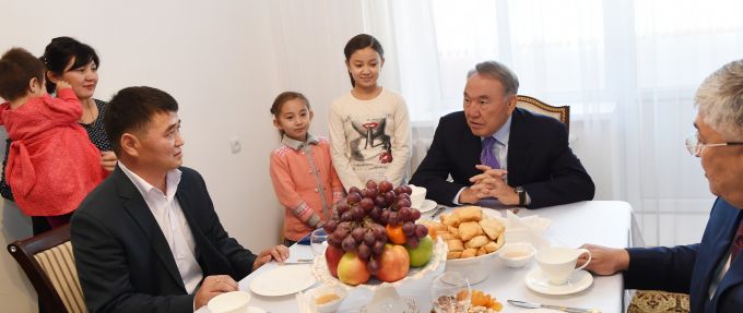 Глава государства ознакомился с ходом строительства социального жилья в мкр.«Арай-2»