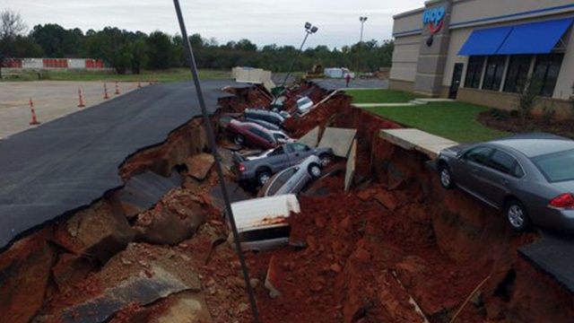 Более десятка автомобилей провалились под землю в США