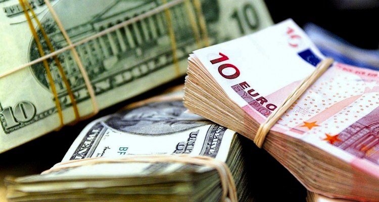 Благодаря ослаблению тенге казахстанцы увеличили свои вклады. Инфографика