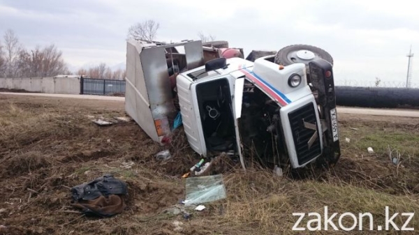 В Алматы перевернулся ГАЗ груженный газовыми баллонами