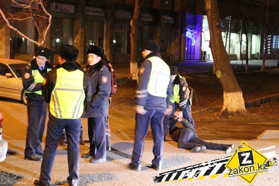 Полицейские и нарушители подрались после аварии в Алматы