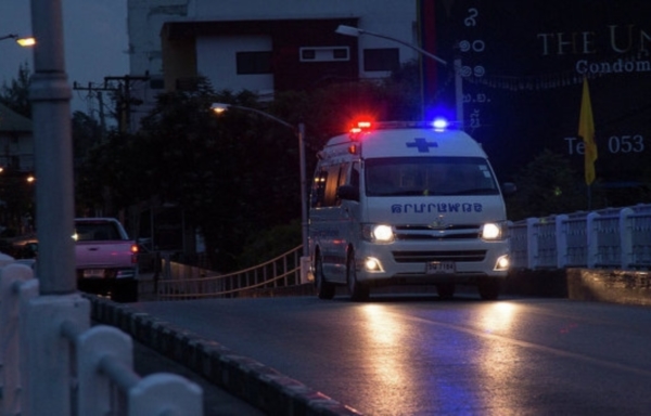 В Таиланде автобус с туристами сорвался со скалы, погибли 10 человек