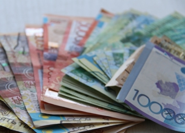 С нового года повысят зарплаты гражданским служащим