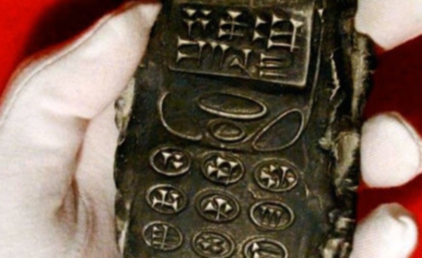 Археологами найден мобильный телефон, созданный 800 лет назад