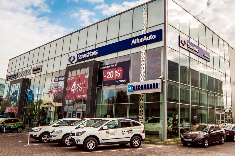 Продажи отечественного автопрома выросли почти вдвое за 8 месяцев