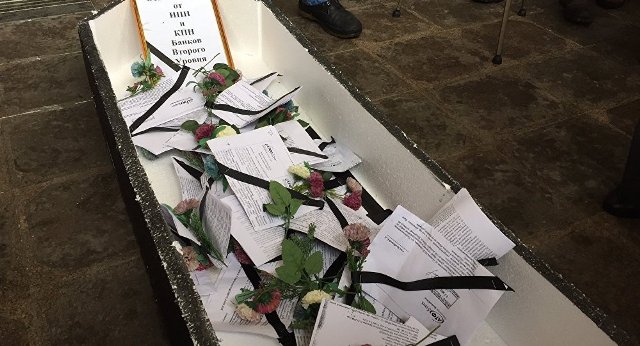 Ипотечники устроили митинг перед банками