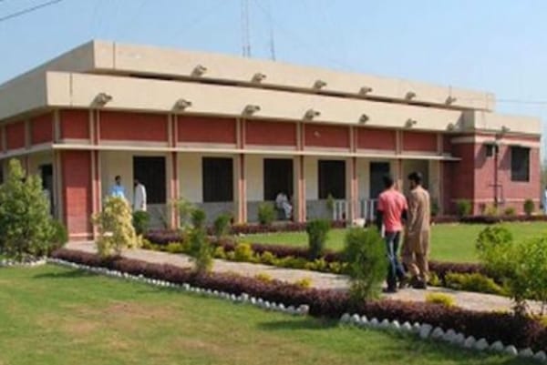 Террористы открыли стрельбу в пакистанском университете