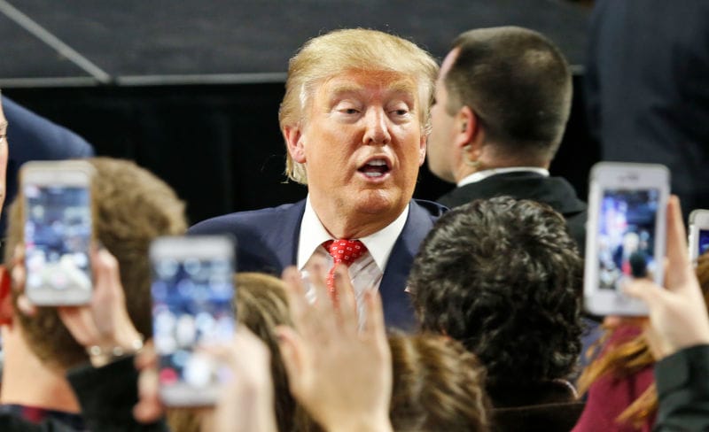 Трамп заставит Apple вернуться в США