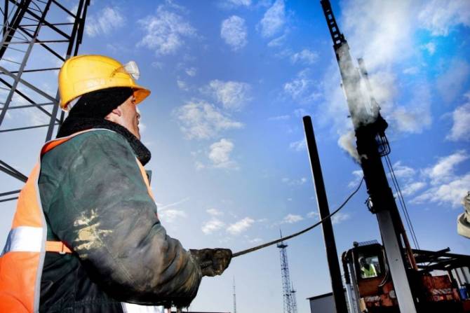 Мировая добыча нефти сократилась на 100 тыс. баррелей в день