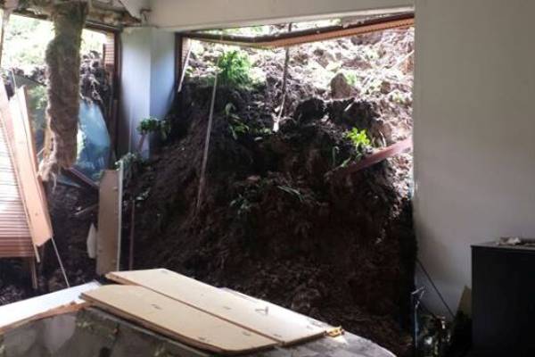 Оползень разрушил и повредил дома в поселке Алатау