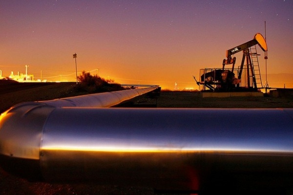 Цены на нефть упали из-за резкого увеличения запасов нефти