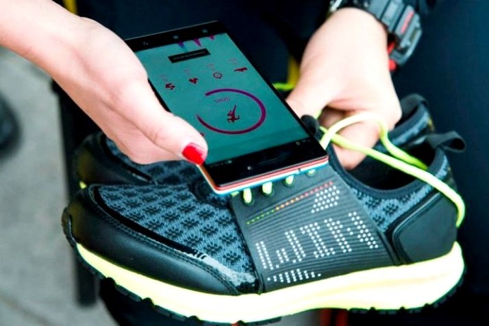 Lenovo представила умные кроссовки