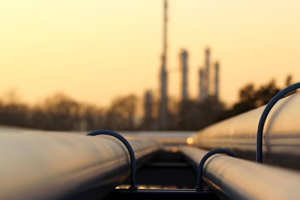 Нефть дорожает на фоне падения запасов нефти в США