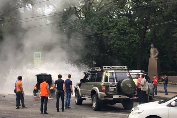 Фонтан горячей воды забил на улице Кунаева в Алматы
