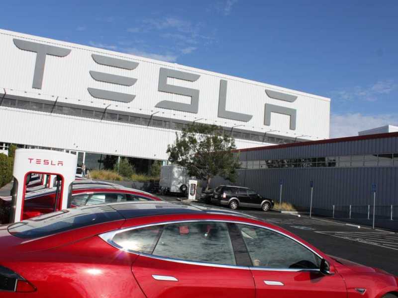 Tesla снизит поставки автомобилей в этом году