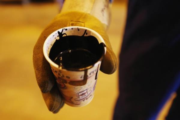 Нефть дешевеет из-за избыточного предложения