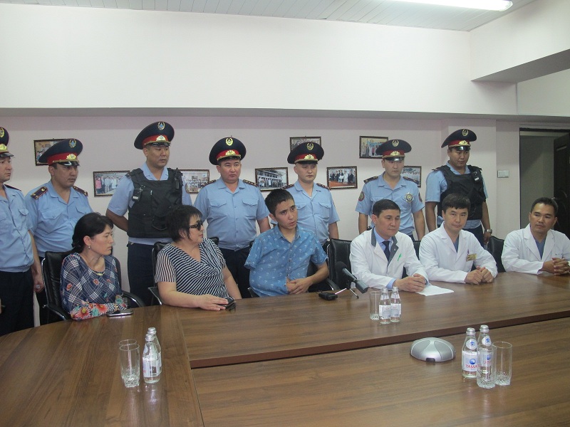 Раненого из-за событий 18 июля полицейского выписали из больницы