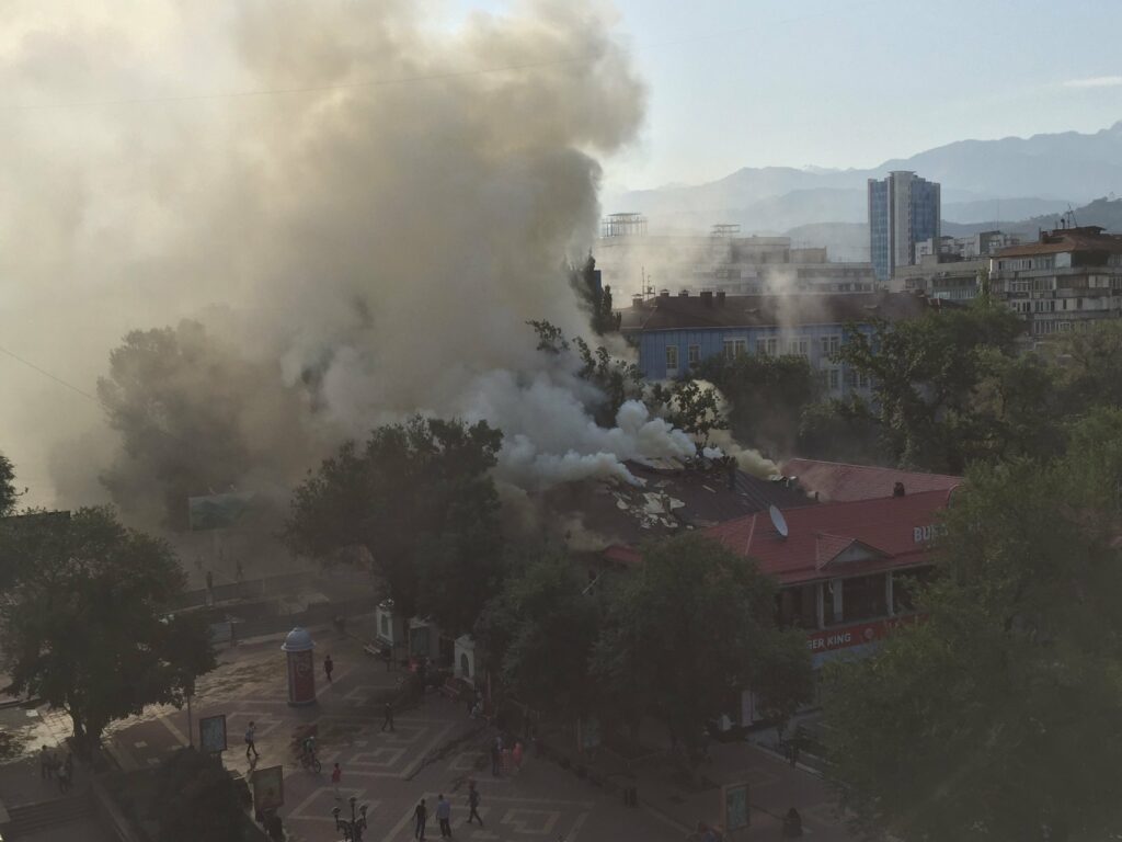 На Арбате горит здание с кафе и магазином