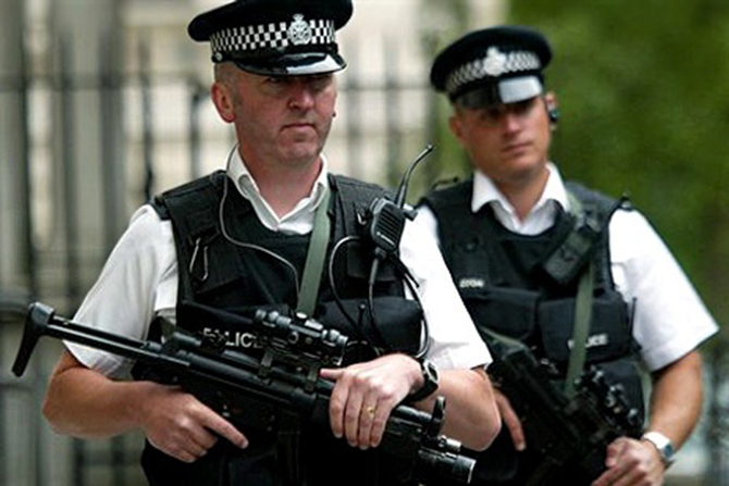 Неизвестный напал с ножом на прохожих в центре Лондона