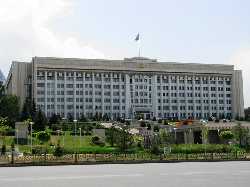 Чиновники тоже платят: открыта новая парковка у акимата