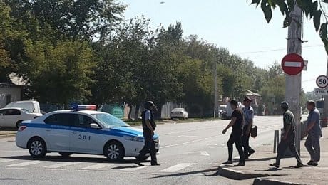В столице Казахстана грабитель захватил заложников в ломбарде