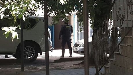 Вооруженный грабитель ломбарда в Астане отпустил одного заложника