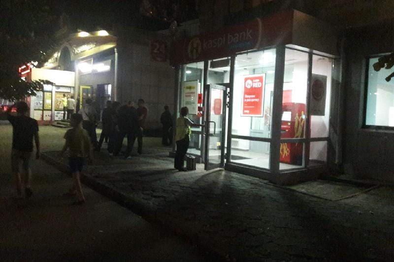 В Алматы грабитель стрелял в Kaspi Bank