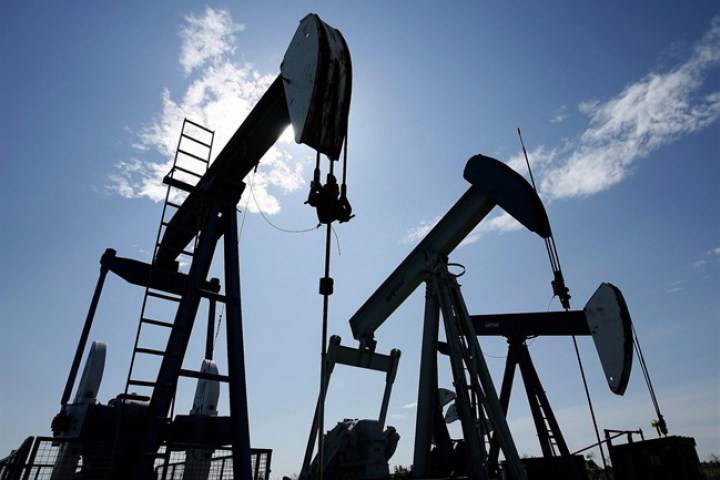Нефть дешевеет четвертую неделю подряд из-за избытка предложения