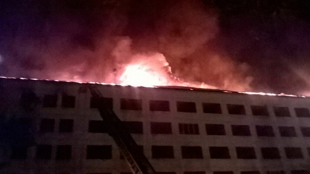 В Алматы горит гостиница «Жетысу»