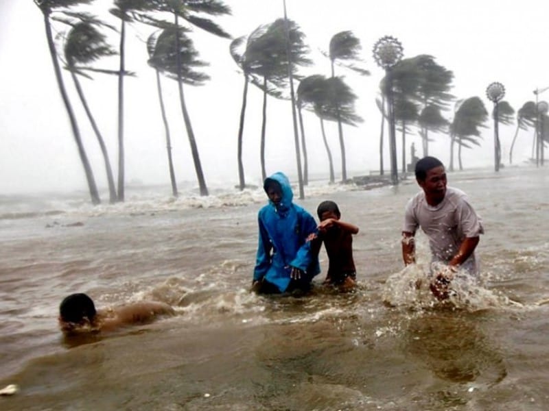 На Филиппинах более 12 тысяч жителей эвакуировали из-за урагана «Сарика»