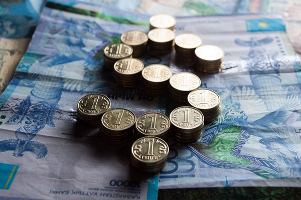 Утренняя сессия: тенге слабеет