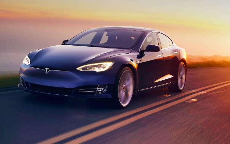 Tesla сделает свои электрозаправки платными