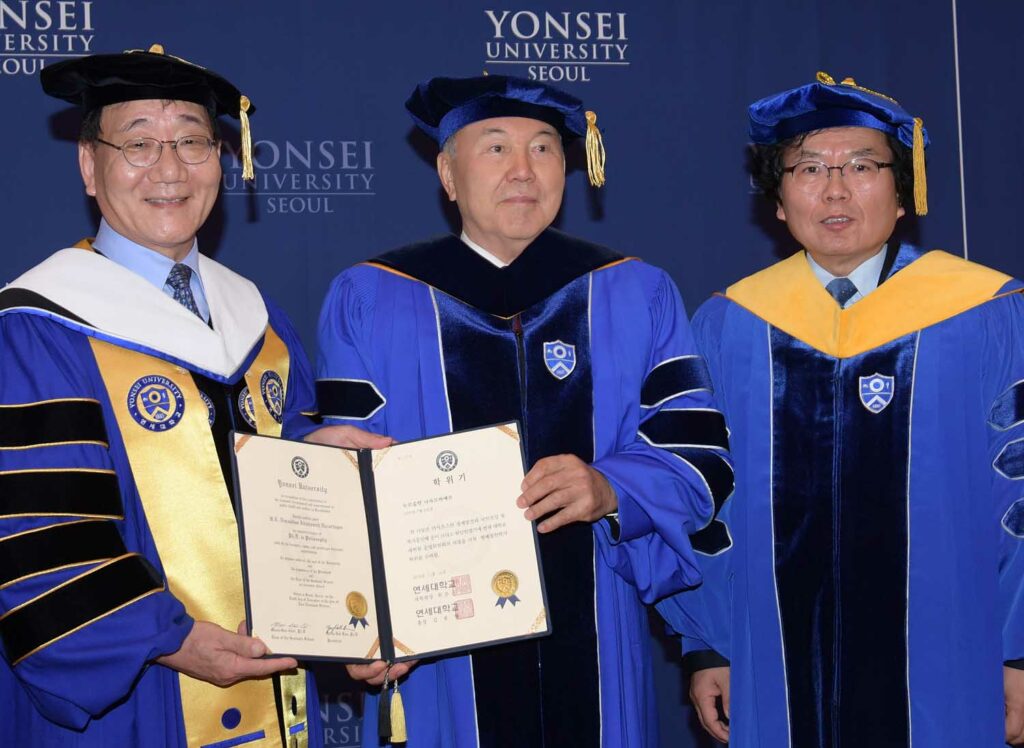 Нурсултан Назарбаев посетил университет «Енсей» в Южной Корее