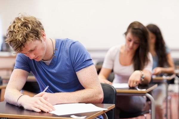 Политика в области образования стимулирует отток молодежи за границу