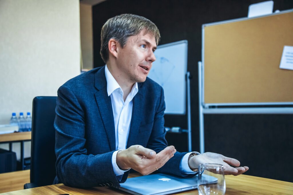 Арти Отс: Нет смысла строить две дороги в одном направлении