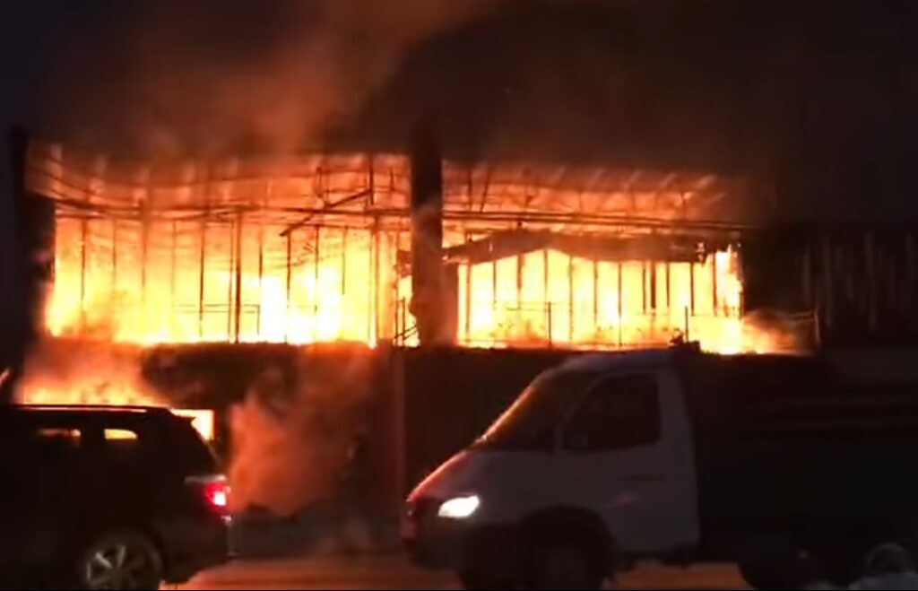 В Алматы горит кафе «Ангар»