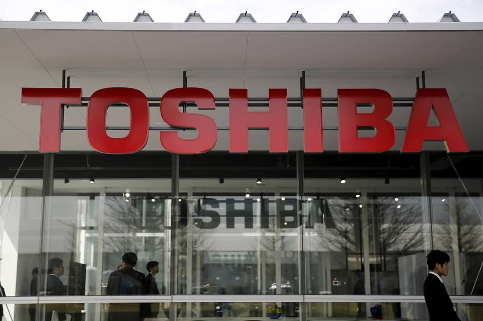 Акции Toshiba упали на 26% после снижения рейтингов