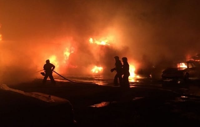 Загоревшийся на штрафстоянке в Шымкенте грузовик спалил 45 машин