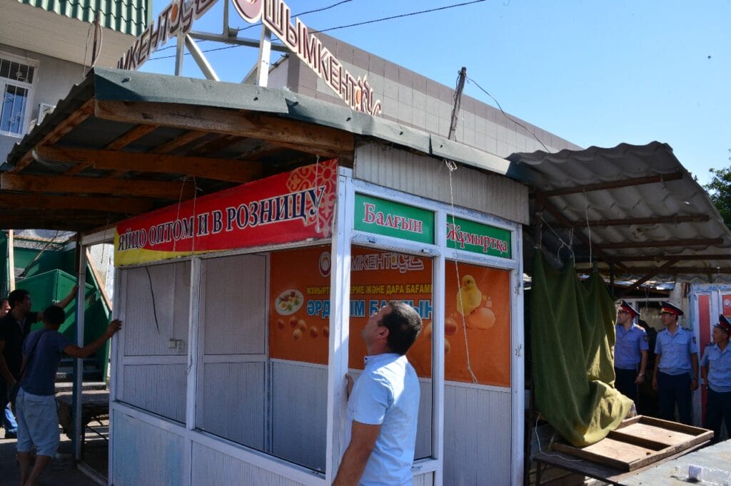 В Шымкенте начался снос самого большого стихийного рынка города
