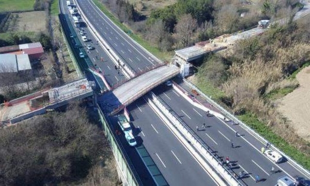 Власти Италии: Обрушение моста привело к гибели 11 человек