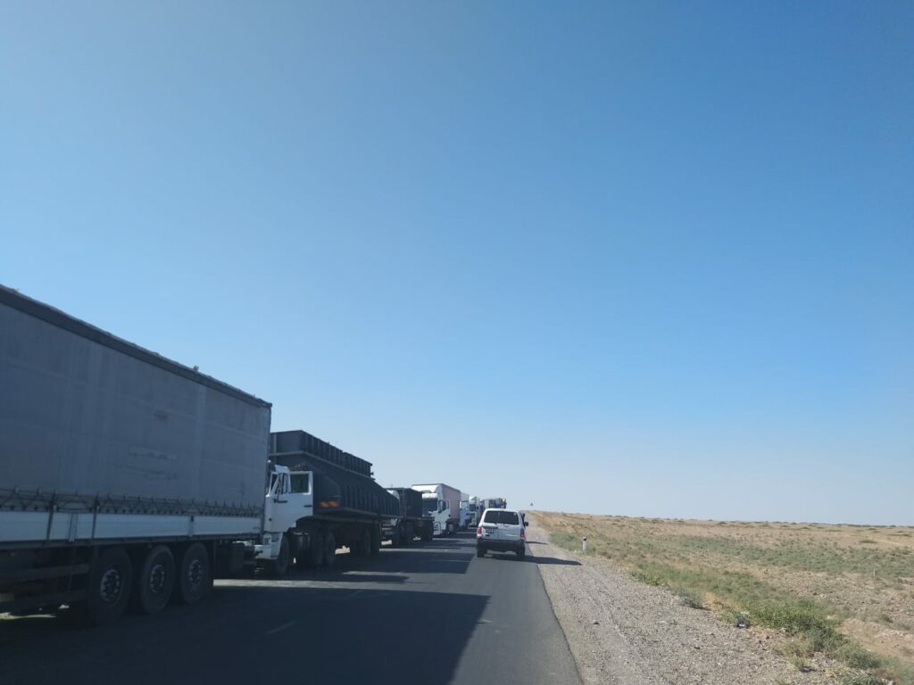 7 км затора на границе: Казахстанские фуры не пускают в Узбекистан