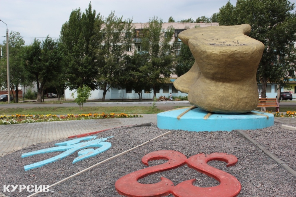 В Экибастузе установили восьмитонный памятник «Золотой асык»
