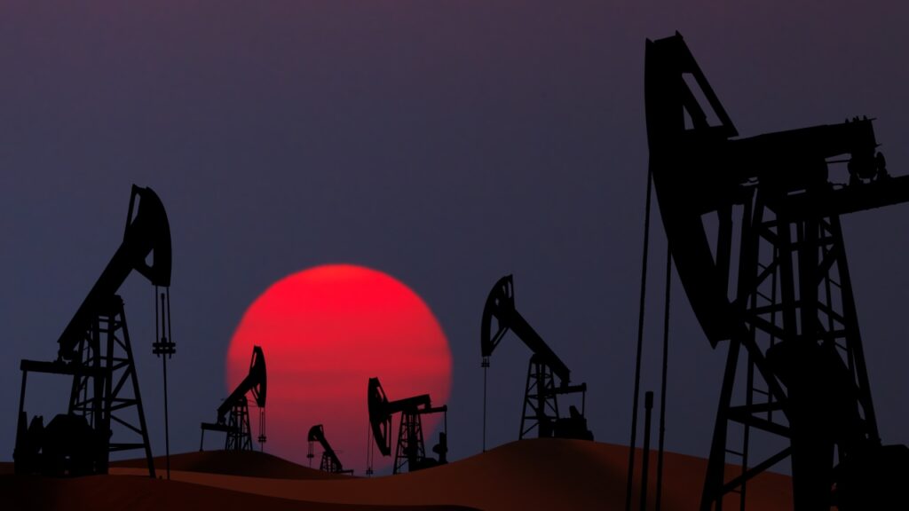 Нефть выросла до $76,5 из-за падения числа буровых установок и санкций