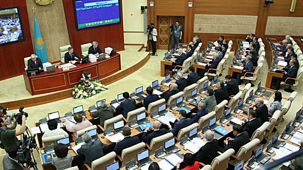 Парламент Казахстана приступает к работе в рамках четвертой сессии
