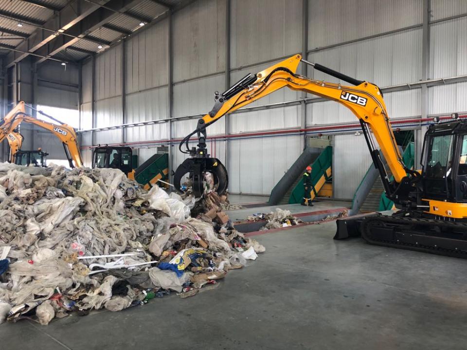 В Алматы запустили высокотехнологичный мусоросортировочный комплекс