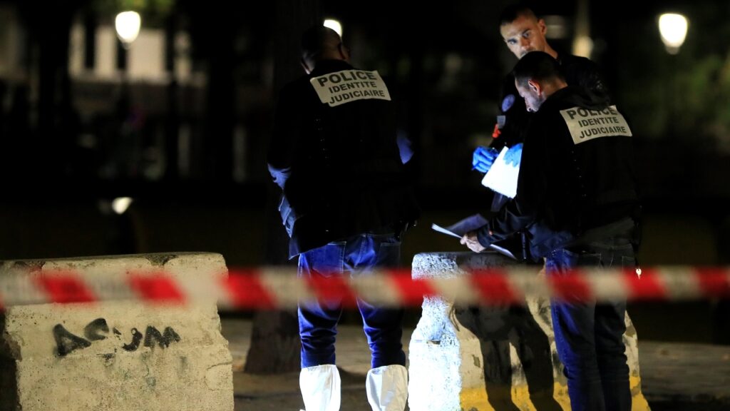 Неизвестный напал с ножом на прохожих в Париже