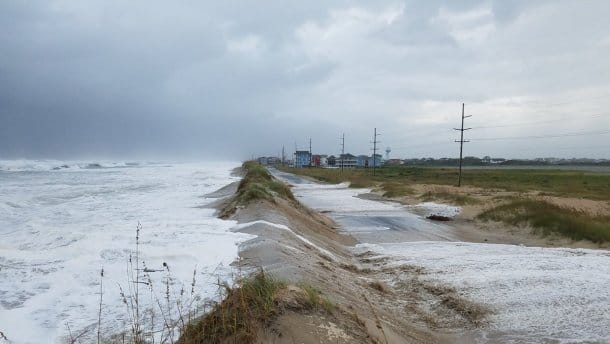 Американка не удержала ребенка во время урагана и попала под суд